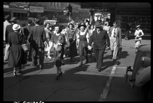 [Queen Street, Brisbane, busy intersection scene, 5] [picture] / [Frank Hurley]