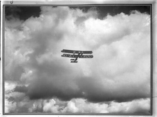 Ross and Keith Smith's Vickers Vimy biplane bomber G-EAOU in flight, ca. 1920 [picture] / [Frank Hurley]