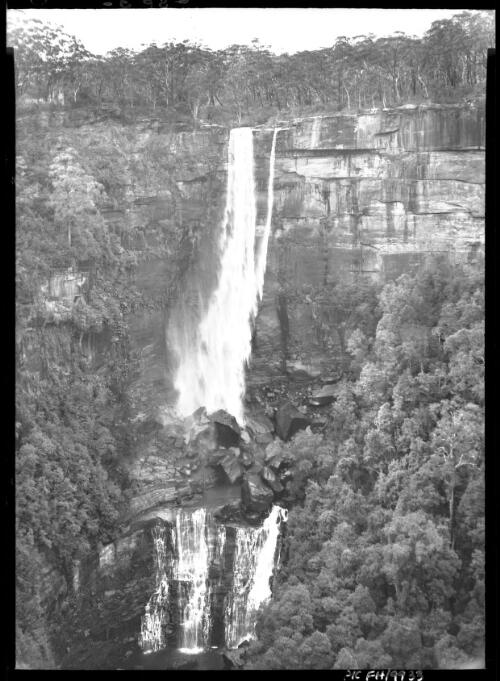 [Long shot of Fitzroy Falls showing upper and lower falls ] [picture] / [Frank Hurley]