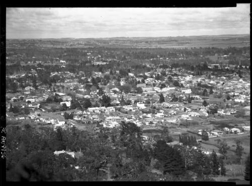 [Panorama of Bowral, 2] [picture] / [Frank Hurley]