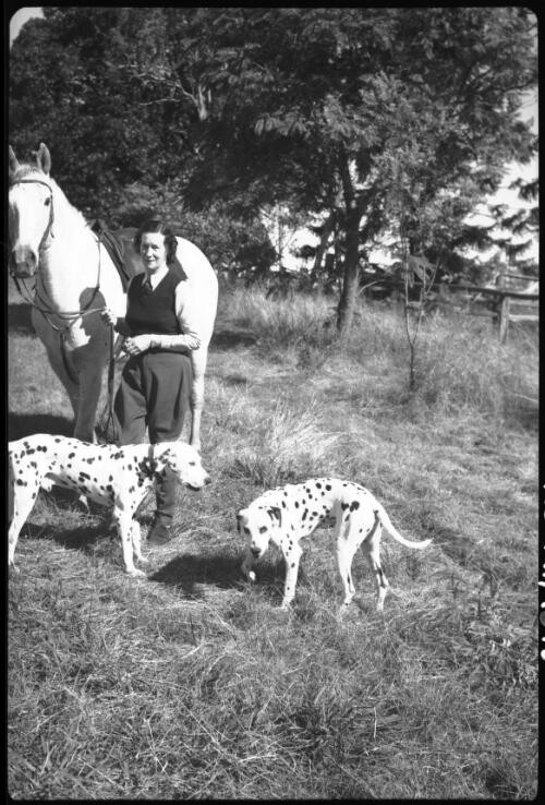 [Unidentified woman with horse and dalmatians, 1] [picture] / [Frank Hurley]