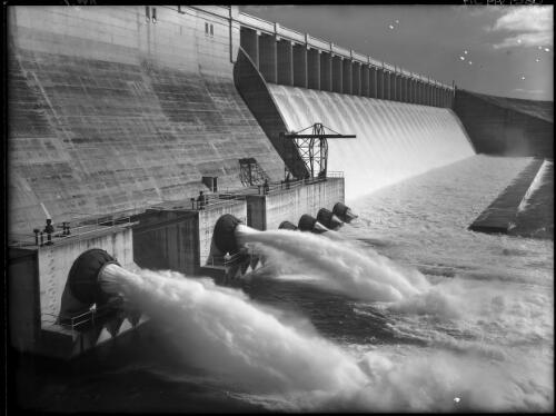 The weir in full flow [Hume Weir, New South Wales] [picture] : [Industry] / [Frank Hurley]
