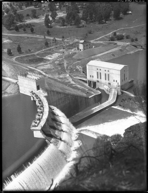 Closer view of PH  Eildon Weir from Sugarloaf [Victoria, December 1947] [picture] : [State Electricity Commission of Victoria] / [Frank Hurley]
