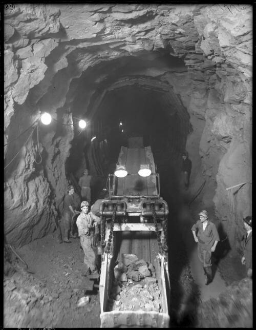 Conway shovel in operation No.4 P.S. [power station, and men, Kiewa, December 1947] [picture] : [State Electricity Commission of Victoria] / [Frank Hurley]