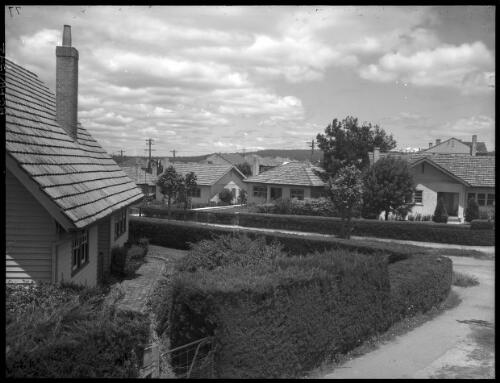 Types of houses [Yallourn, Victoria, December 1947] [picture] : [State Electricity Commission of Victoria] / [Frank Hurley]