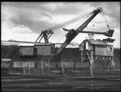 Ruston Shovel [open cut coal mine, Yallourn, Victoria, December 1947] [picture] : [State Electricity Commission of Victoria] / [Frank Hurley]