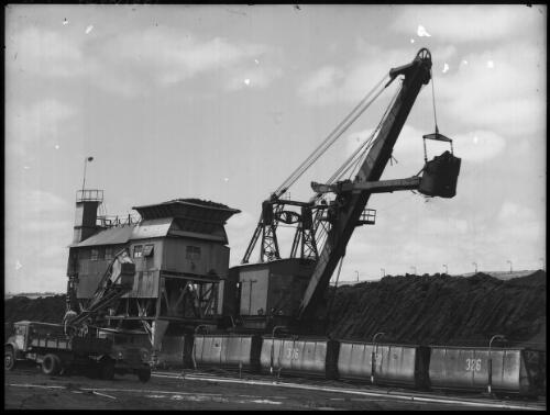 Ruston Shovel [open cut coal mine, Yallourn, Victoria, December 1947] [picture] : [State Electricity Commission of Victoria] / [Frank Hurley]
