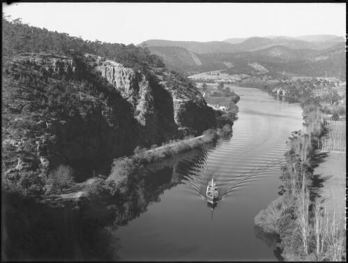 Derwent with boat coming up stream [picture] : [New Norfolk, Tasmania] / [Frank Hurley]