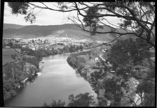 New Norfolk from the Rocks [2] [picture] : [New Norfolk, Tasmania] / [Frank Hurley]