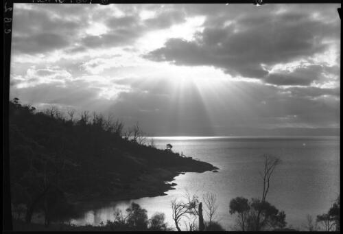 Sunset with beams [picture] : [Coles Bay, Tasmania] / [Frank Hurley]