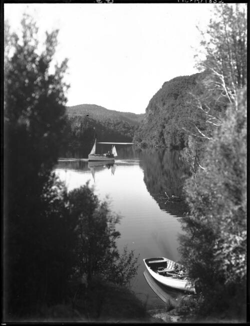 G.R. near bushes with boat [picture] : [Gordon River, Tasmania] / [Frank Hurley]