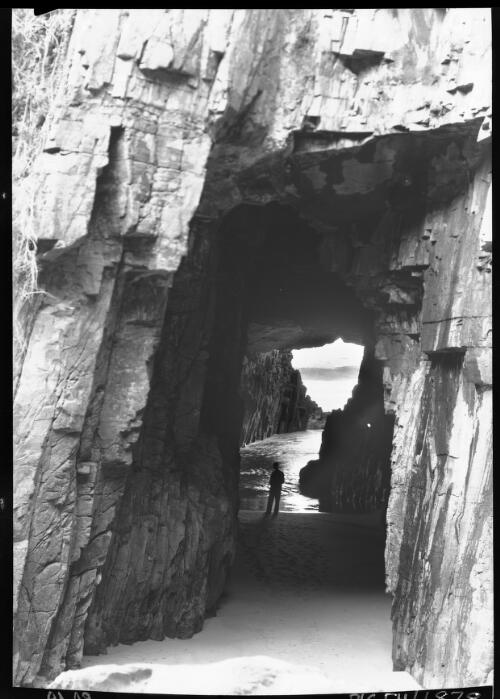Remarkable Cave interior [2] [picture] : [Port Arthur, Tasmania] / [Frank Hurley]