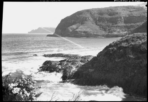 Coastal scene looking towards Cape Raoul, Port Arthur [picture] : [Port Arthur, Tasmania] / [Frank Hurley]