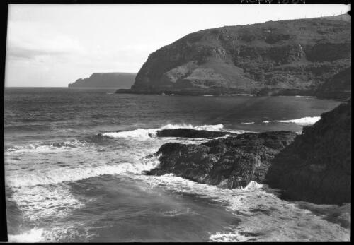 [Coastal scene looking towards Cape Raoul, Port Arthur] [picture] : [Port Arthur, Tasmania] / [Frank Hurley]