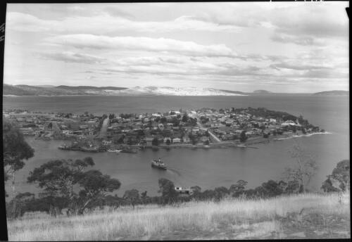 Bellerive [with ferry] [picture] : [Hobart, Tasmania] / [Frank Hurley]
