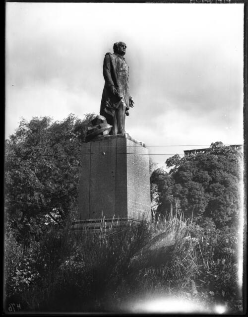 Franklin Monument [with figures and benches] [picture] : [Hobart, Tasmania] / [Frank Hurley]