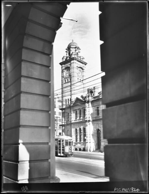 Post Off. thro arch [Post Office viewed through archway] [picture] : [Hobart, Tasmania] / [Frank Hurley]