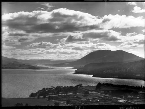 Looking up Derwent [River] [picture] : [Hobart, Tasmania] / [Frank Hurley]