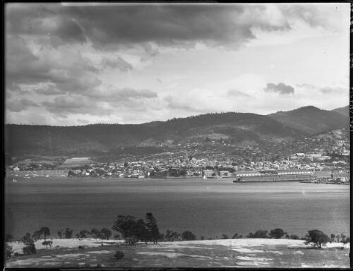 Hobart [2] [picture] : [Hobart, Tasmania] / [Frank Hurley]