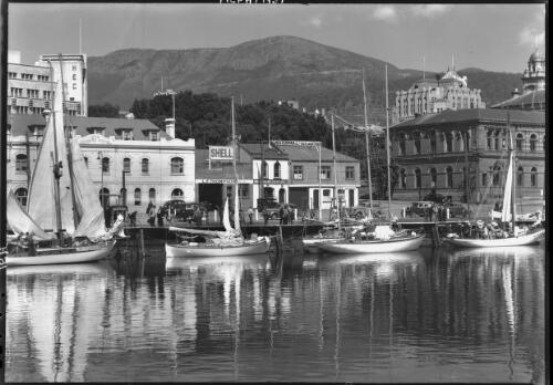 At the docks, Hobart, [sea going yachts in foreground, Constitution Dock] [picture] : [Hobart, Tasmania] / [Frank Hurley]