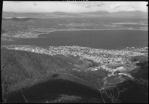 Birdseye, Hobart from Mt Wellington [picture] : [Hobart, Tasmania] / [Frank Hurley]