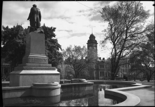 Franklin Sq [Franklin Square with statue in foreground and post office] [picture] : [Hobart, Tasmania] / [Frank Hurley]