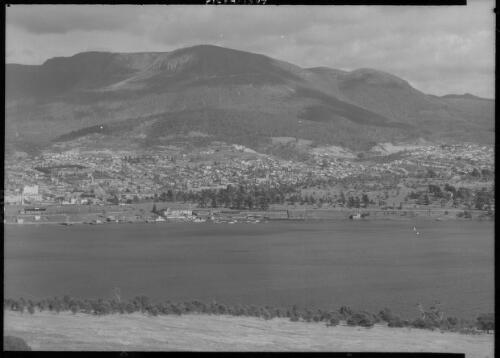 Complete panorama of Hobart from Rosny Point to & including the bridge [1] [picture] : [Hobart, Tasmania] / [Frank Hurley]