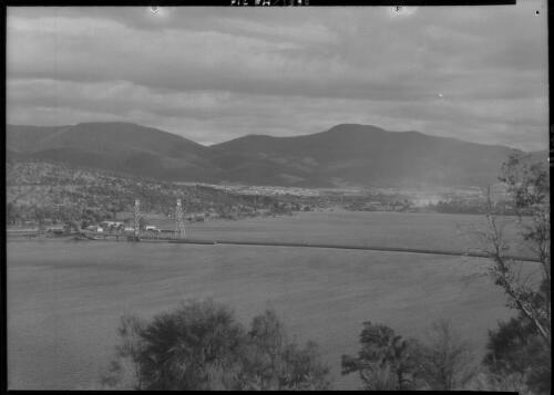 Complete panorama of Hobart from Rosny Point to & including the bridge [picture] : [Hobart, Tasmania] / [Frank Hurley]