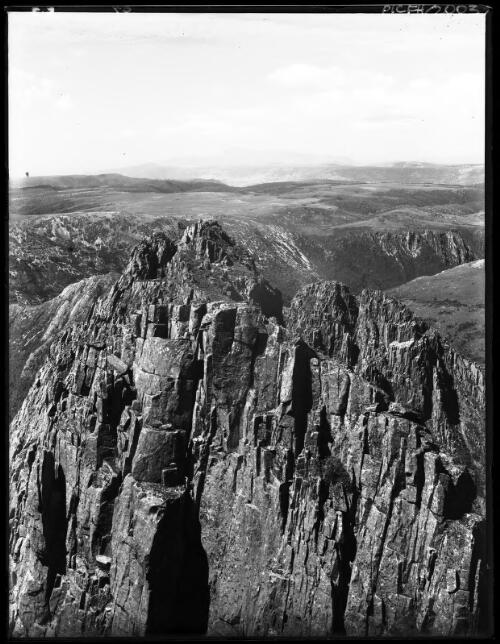 Weindorfer Tower from the pinnacle Cradle Mountain looking to Mt Roland [picture] : [Cradle Mountain, Tasmania] / [Frank Hurley]