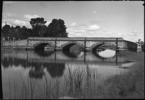 [Bridge over Macquarie River at Ross, 2] [picture] : [Tasmania] / [Frank Hurley]