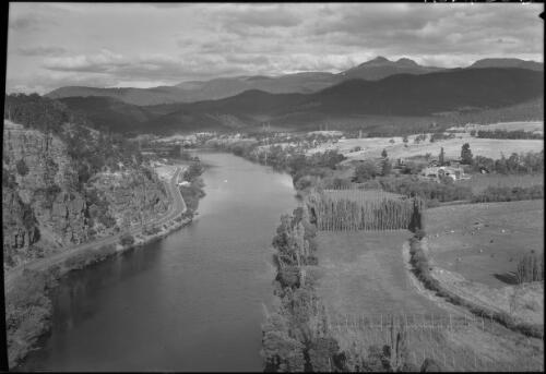 [The River Derwent seen from Pulpit Rock, near New Norfolk] [picture] : [Tasmania] / [Frank Hurley]