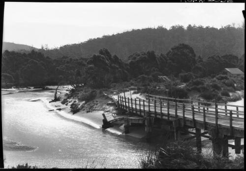 [Recherche Bay, with wooden bridge, river, trees, two buildings] [picture] : [South Coast, Tasmania] / [Frank Hurley]