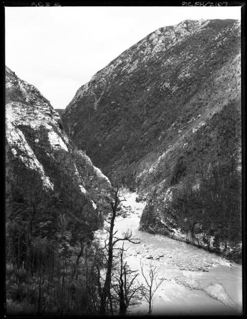[King River Gorge] [picture] : [Queenstown, Tasmania] / [Frank Hurley]
