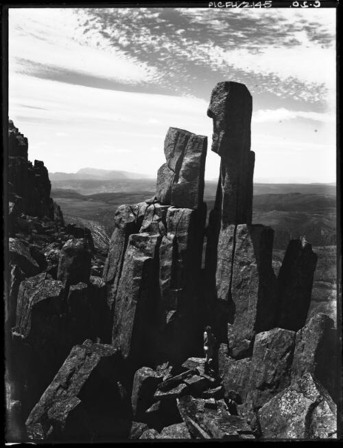 Monoliths on Cradle Mt. [picture] : [Cradle Mountain, Tasmania] / [Frank Hurley]