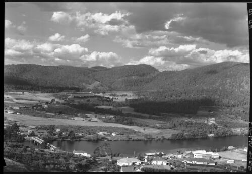 Huonville [town, Huon River, bridge, hills] [picture] : [Huonville, Tasmania] / [Frank Hurley]