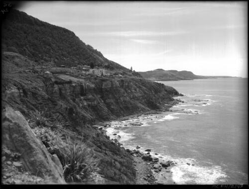 View from Scarborough looking Nth [with rocky foreshore and Coledale hotel?, 2] [picture] : [South Coast, New South Wales] / [Frank Hurley]