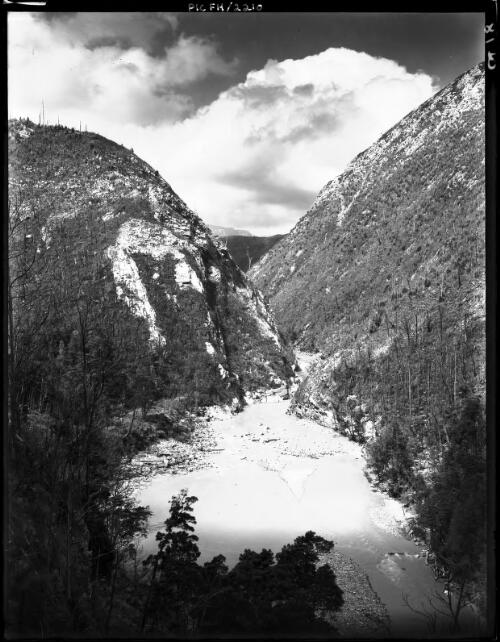 [King River Gorge between Queenstown and Strahan] [picture] : [Queenstown, Tasmania] / [Frank Hurley]