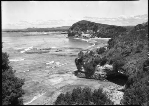 Coastal scene, Fossil Bluff [picture] : [North West Coast, Tasmania] / [Frank Hurley]