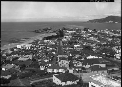 General panorama Burnie [2] [picture] : [North West Coast, Tasmania] / [Frank Hurley]
