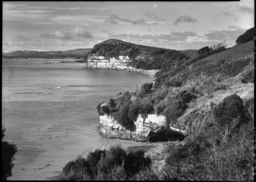 [The coast at Wynyard with Fossil Bluff in top centre] [picture] : [North West Coast, Tasmania] / [Frank Hurley]