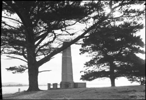 Monument, Bell Bay Tas. [picture] : [Tasmania] / [Frank Hurley]