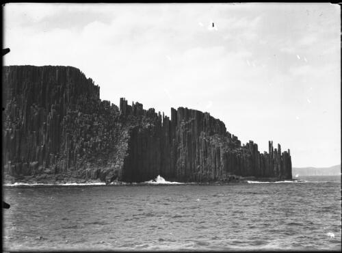 [Cape Raoul mid shot, rock pillars and sea] [picture] : [Tasmania] / [Frank Hurley]