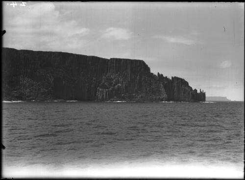 [Cape Raoul, longer shot, rock pillars and sea, 2] [picture] : [Tasmania] / [Frank Hurley]