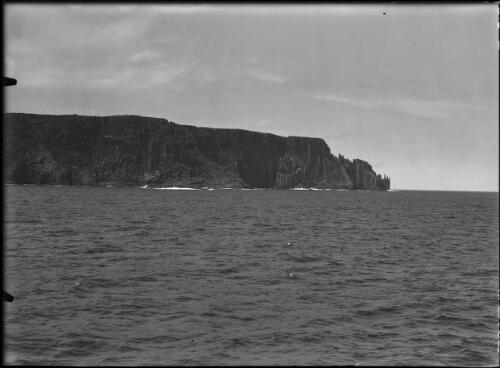 [Cape Raoul, longer shot, rock pillars and sea, 1] [picture] : [Tasmania] / [Frank Hurley]