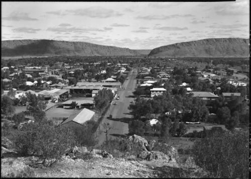 [Alice Springs from Anzac Hill looking south towards Heavitree Gap, 1] [picture] : [Central Australia] / [Frank Hurley]