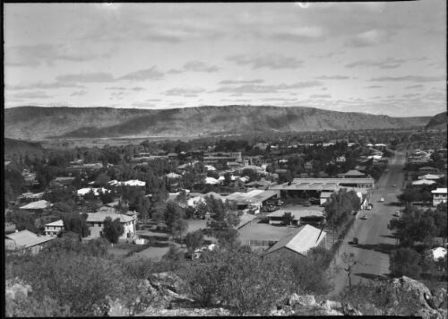[Alice Springs from Anzac Hill looking south towards Heavitree Gap, 2] [picture] : [Central Australia] / [Frank Hurley]