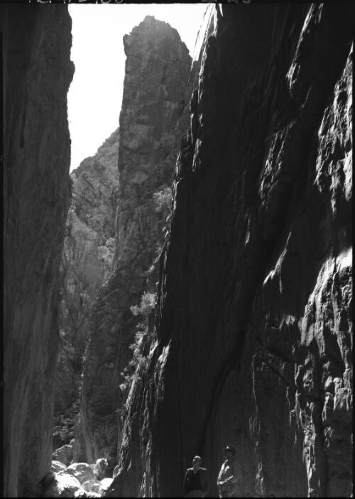 [Standly [Standley] Chasm, MacDonnell Ranges, with two figures] [picture] : [Central Australia] / [Frank Hurley]