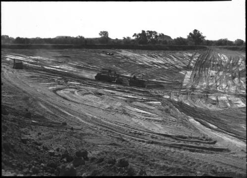 [Excavating a huge dam with a caterpillar tractor on the Hastings Deering property, 4] [picture] : [Central Australia] / [Frank Hurley]