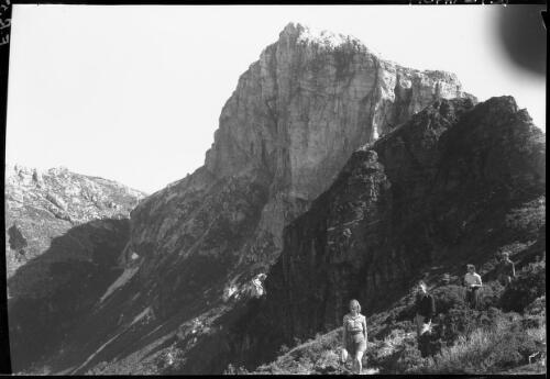 Frenchmans Cap. summit [with four figures] [picture] : [Frenchman Range, Tasmania] / [Frank Hurley]