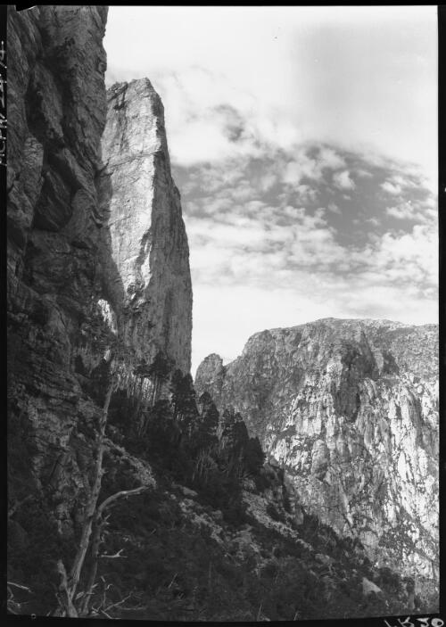 Pinnacled Wall valley [with clouds, near Frenchman's Cap] [picture] : [Frenchman Range, Tasmania] / [Frank Hurley]
